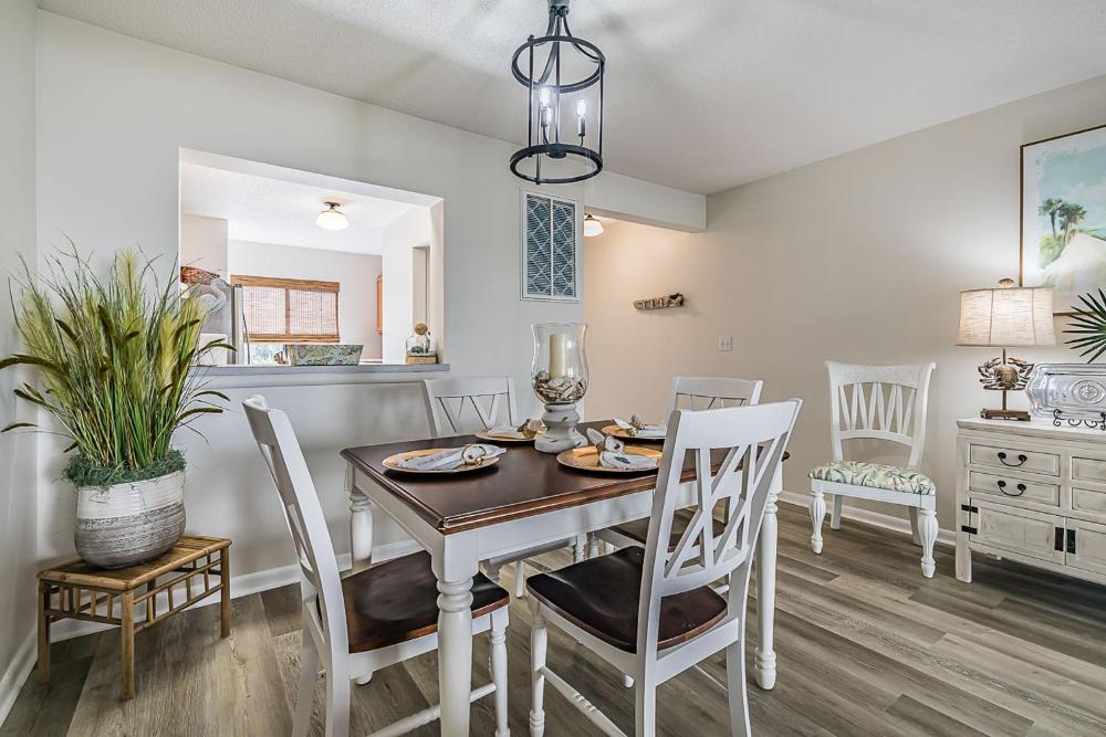 First Floor Condo - Walking distance to beach and pools!